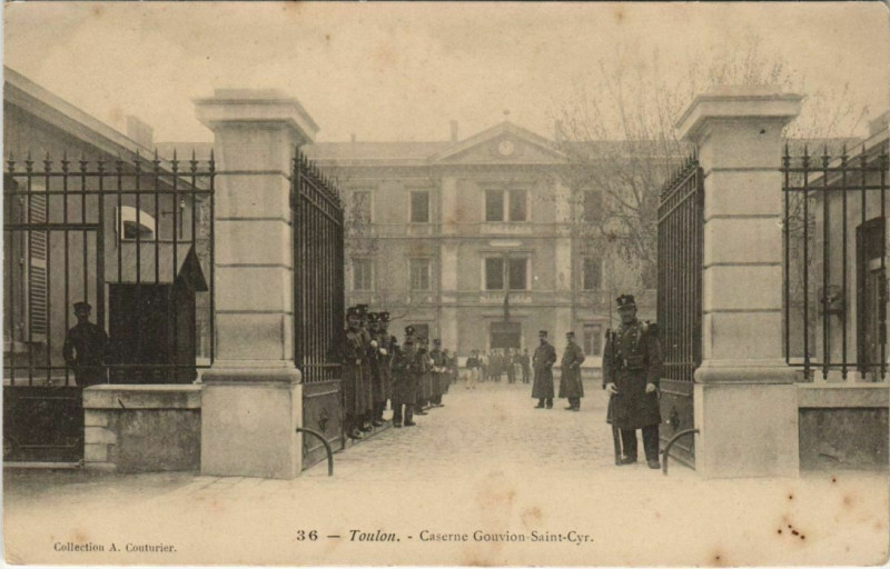 Carte postale ancienne Toulon Entree des Novelles Casernes de Saint-Anne France à Toulon