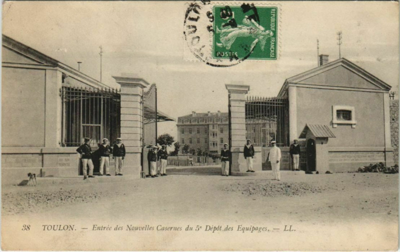 Carte postale ancienne Toulon Entree des Novelles Casernes du 5e Depot France à Toulon
