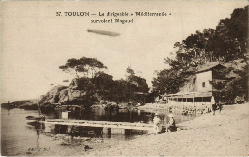 Carte postale ancienne Toulon Le dirigeable Mediterranee survolant Magaud France à Toulon