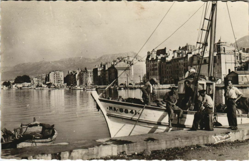 Carte postale ancienne Toulon Un coin du Port France à Toulon