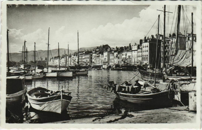 Carte postale ancienne Toulon vue du Port France à Toulon