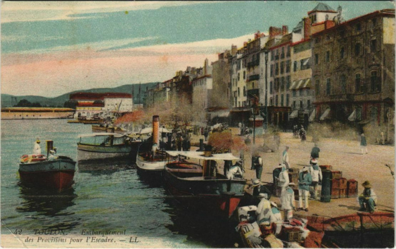 Carte postale ancienne Toulon Embarquement des Provisions pour é'Escadre France à Toulon
