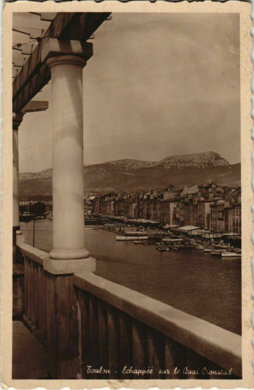 Carte postale ancienne Toulon Echappee sur le Quai Cronstad France à Toulon