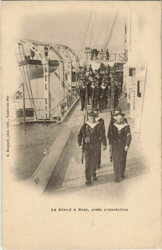 Carte postale ancienne Toulon Le Defile a bord ,apres l'inspection France à Toulon