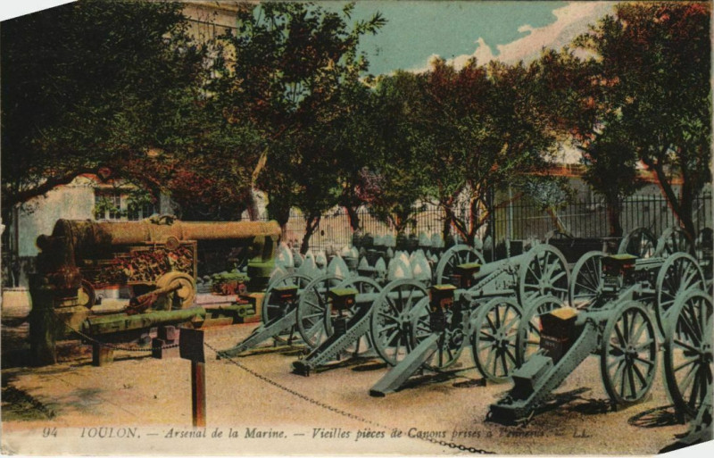 Carte postale ancienne Toulon Arsenal de la Marine ,Vieilles pieces de Canons France à Toulon