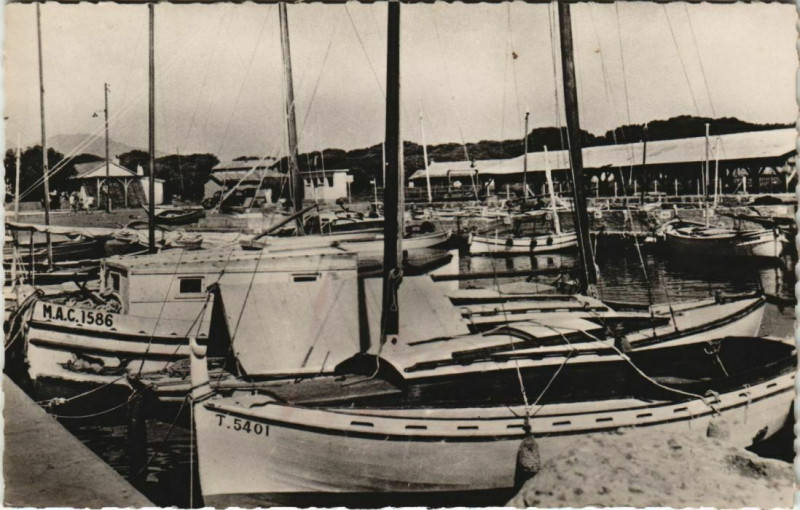 Carte postale ancienne Toulon Bateaux dans le Port France à Toulon