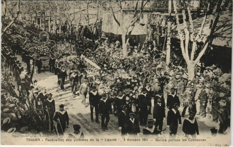Carte postale ancienne Toulon Marins portant les Couronnes France à Toulon
