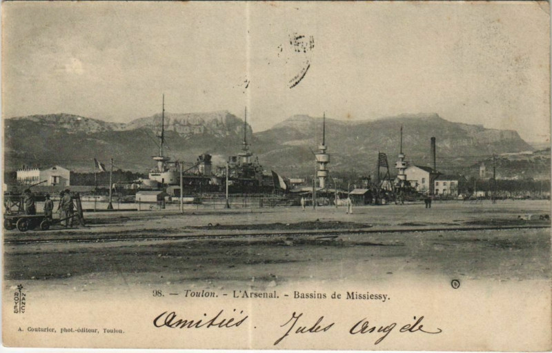 Carte postale ancienne Toulon L'Arsenal Bassins de Missiessy à Toulon