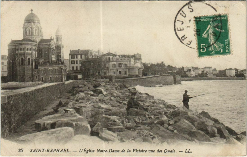 Carte postale ancienne Saint-Raphael L'Eglise Notre-Dame