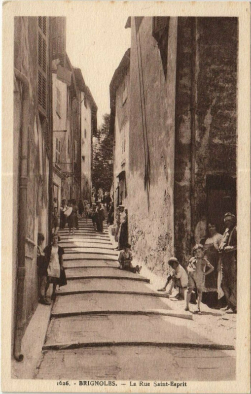 Carte postale ancienne Brignoles La Rue Saint-Esprit à Brignoles