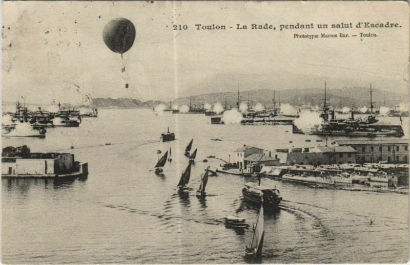 Carte postale ancienne Toulon La Rade pendant un salut d'Escadre à Toulon
