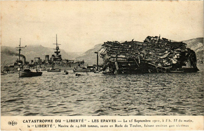Carte postale ancienne Catastrophe - Catastrophe du Liberté - Les Epaves