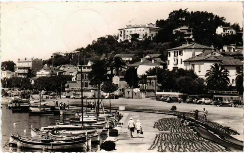 Carte postale ancienne Le Lavandou - Un coin du Port au Lavandou