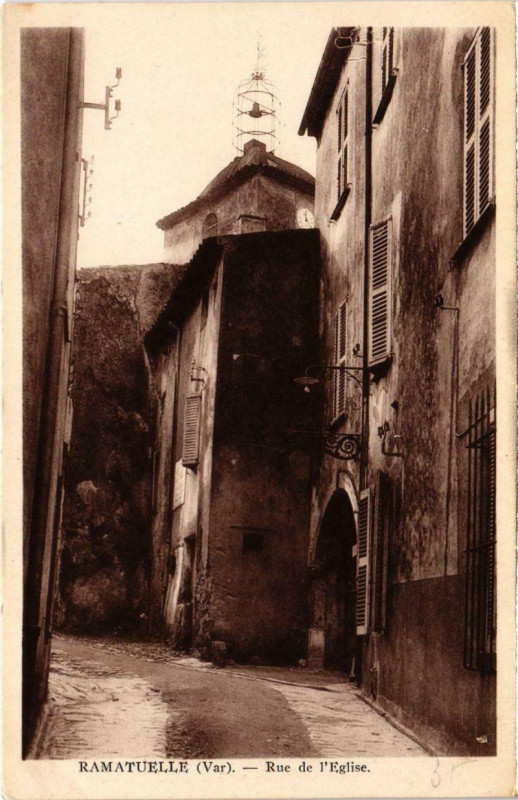 Carte postale ancienne Ramatuelle - Rue de l'Eglise à Ramatuelle
