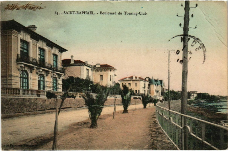 Carte postale ancienne Saint-Raphael - Boulevard du Touring-Club à Saint-Raphaël
