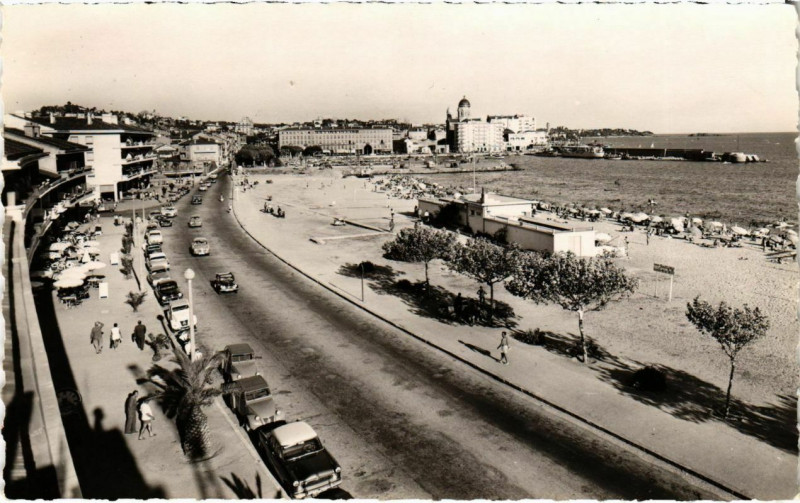 Carte postale ancienne Frejus - La Plage au fond St-Raphael à Fréjus