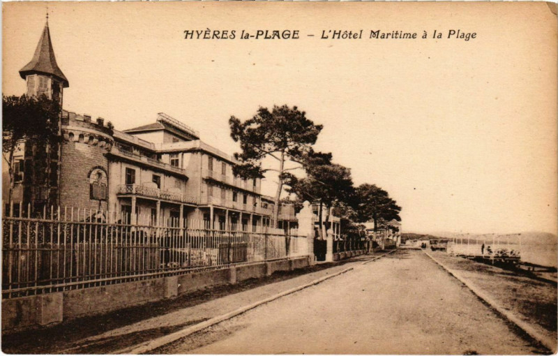 Carte postale ancienne Hyeres la-Plage - L'Hotel Maritime a la Plage à Hyères