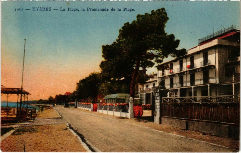 Carte postale ancienne Hyeres - La Plage la Promenade de la Plage à Hyères