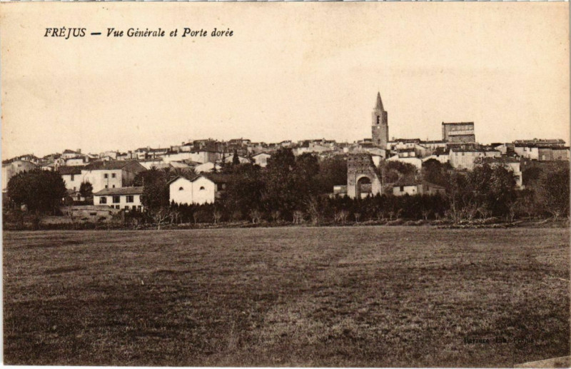 Carte postale ancienne Frejus - Vue générale et Porte doree à Fréjus