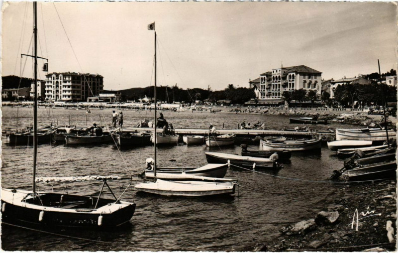 Carte postale ancienne Le Lavandou - Un coin du Port au Lavandou