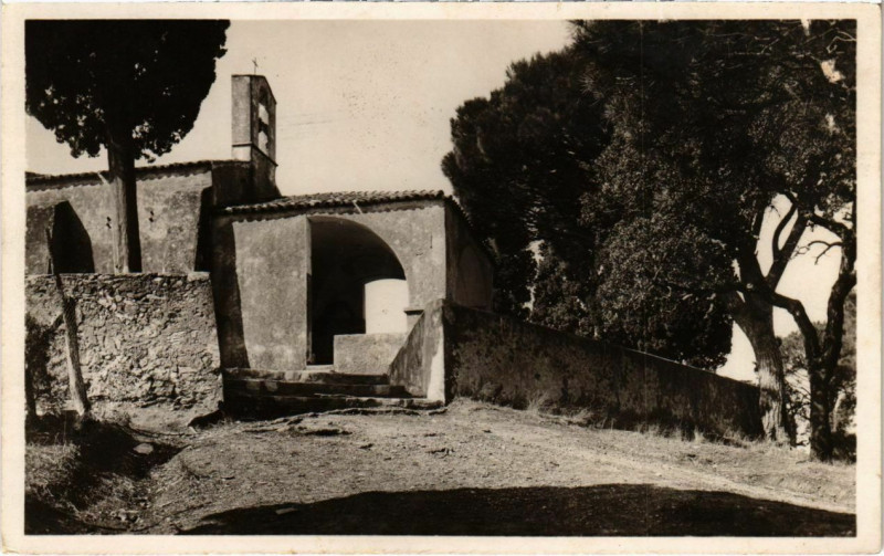 Carte postale ancienne Saint-Tropez - Chapelle Sainte-Anne à Saint-Tropez