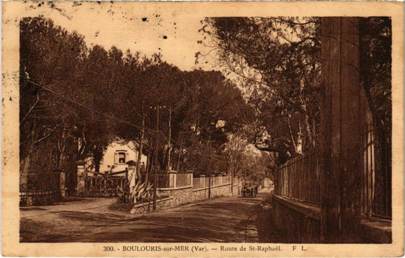 Carte postale ancienne Boulouris-sur-Mer - Route de Saint-Raphael