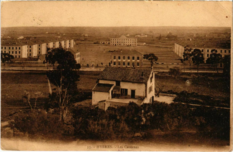 Carte postale ancienne Hyeres - Les Casernes à Hyères