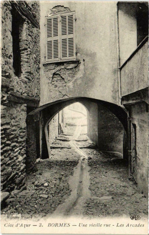Carte postale ancienne Bormes - Une vieille rue