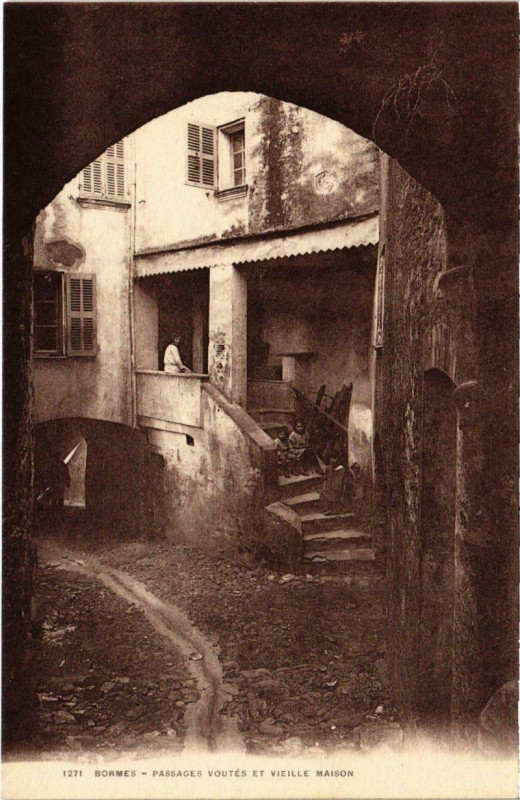 Carte postale ancienne Bormes - Passages voutes et vieille Maison