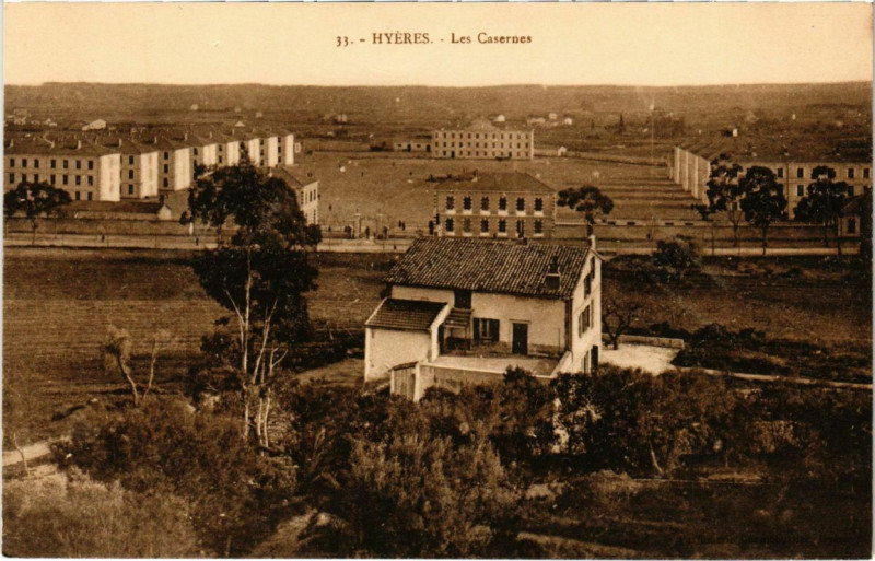 Carte postale ancienne Hyeres - Les Casernes à Hyères