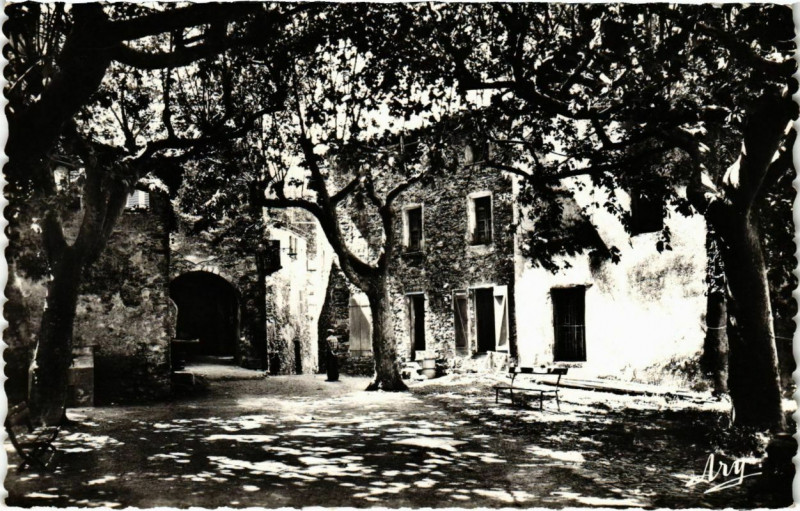Carte postale ancienne Collobrieres - Une Rue du Vieux Village à Collobrières