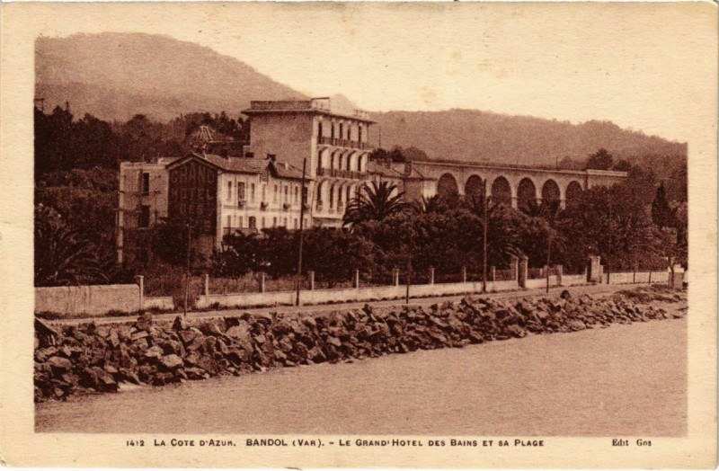 Carte postale ancienne Bandol - Le Grand-Hotel des Bains et sa Plage à Bandol