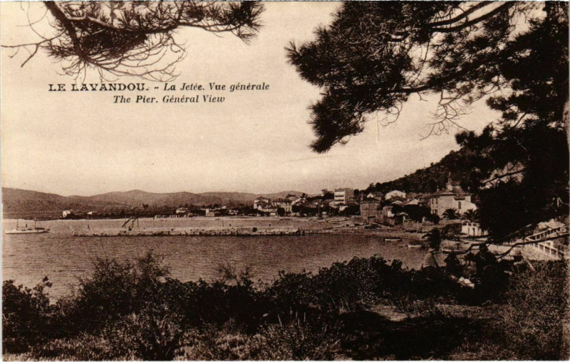 Carte postale ancienne Le Lavandou - La Jetee au Lavandou