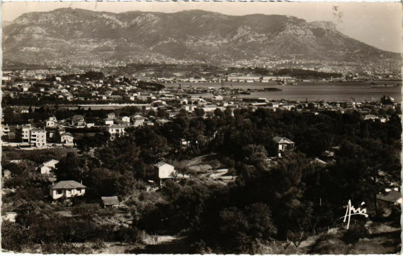 Carte postale ancienne La Seyne-sur-Mer - Vue générale et le Faraon à La Seyne-sur-Mer