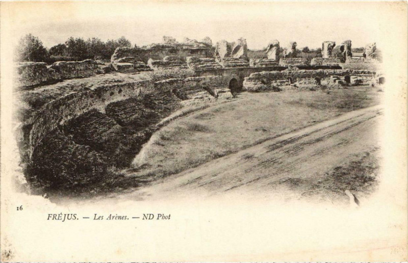 Carte postale ancienne Frejus - Les Arenes à Fréjus