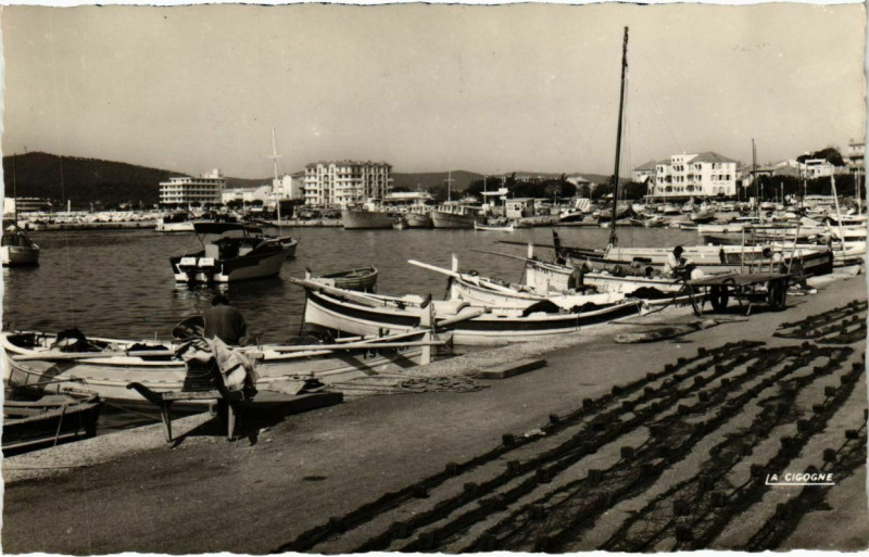 Carte postale ancienne Le Lavandou - Le Port au Lavandou