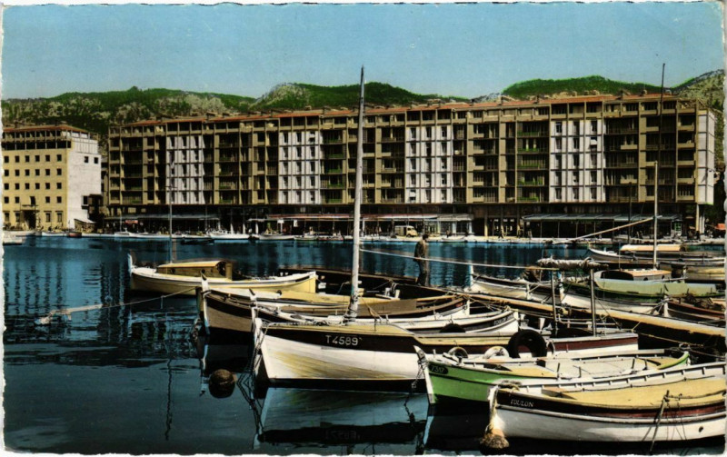 Carte postale ancienne Toulon - Le Port et les quais à Toulon