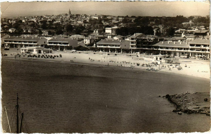 Carte postale ancienne Frejus-Plage - Au fond Frejus à Fréjus