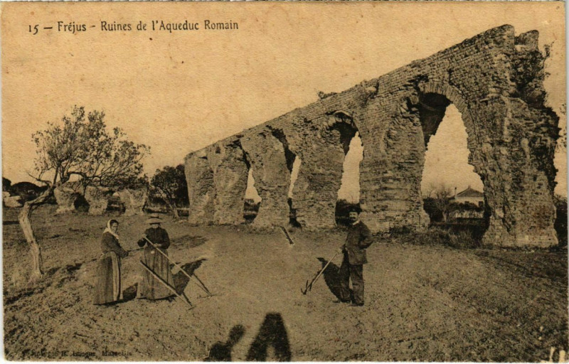 Carte postale ancienne Frejus - Ruines de l'Aqueduc Romain à Fréjus