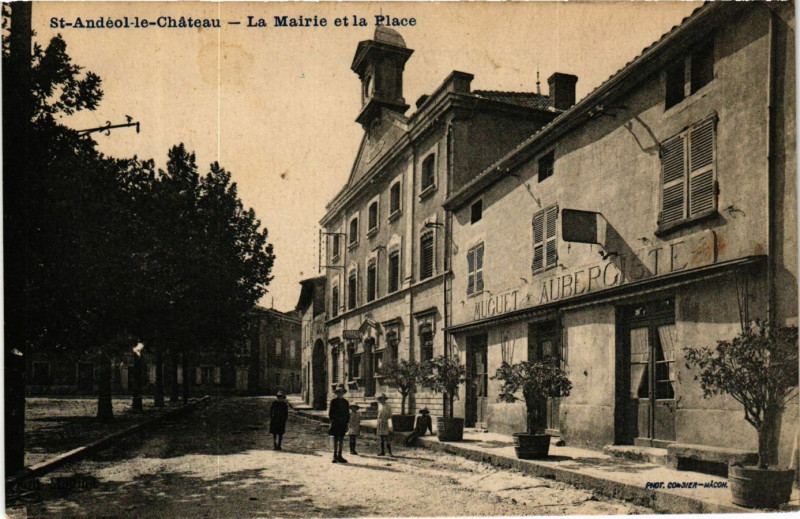 Carte postale ancienne St Andeol le Chateau - La Marie et la Place