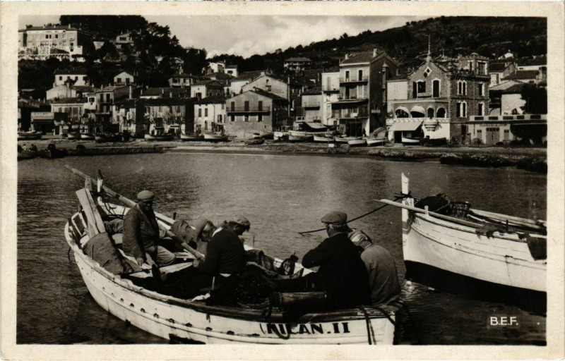 Carte postale ancienne Le Lavandou - Le Port au Lavandou