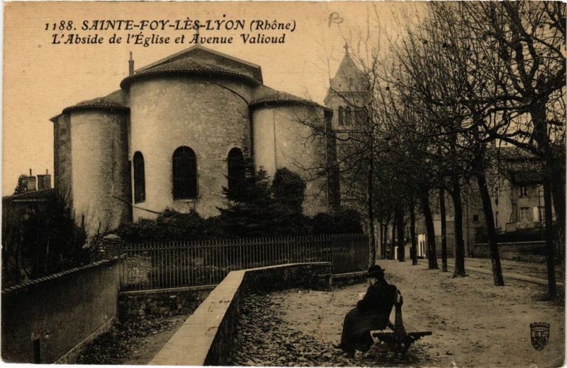 Carte postale ancienne Sainte Foy lés Lyon - L'Abside de l'Eglise et Avenue Valioud à Sainte-Foy-lès-Lyon