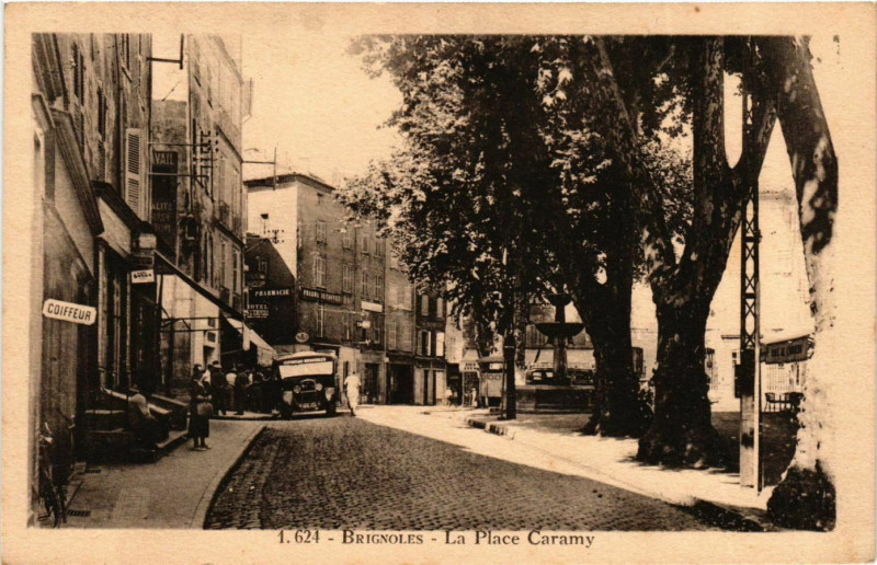 Carte postale ancienne Brignoles Place Caramy à Brignoles