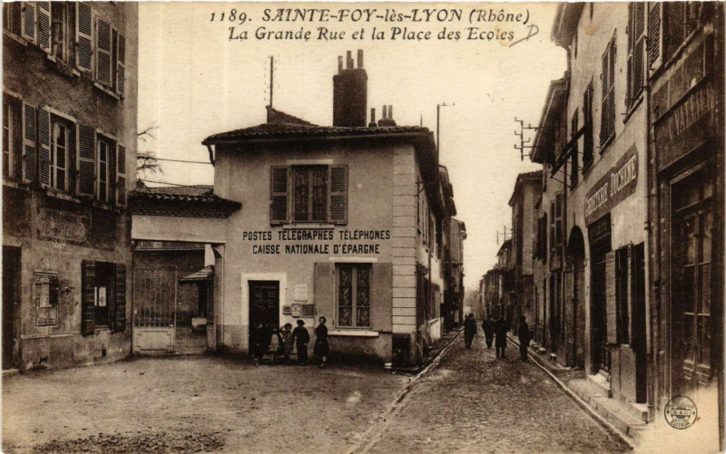 Carte postale ancienne Sainte Foy les Lyon - La Grande Rue et la Place des Ecoles à Sainte-Foy-lès-Lyon