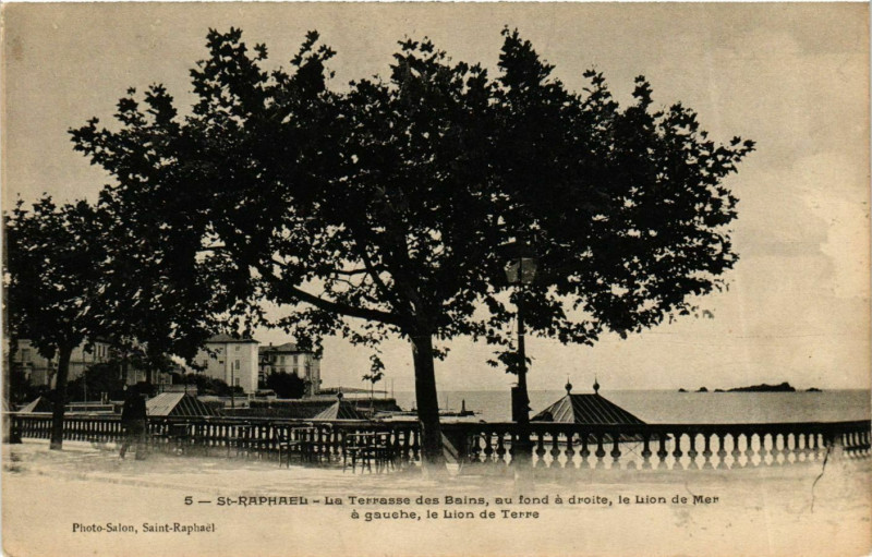 Carte postale ancienne Var Saint-Raphael La Terrasse des Baine