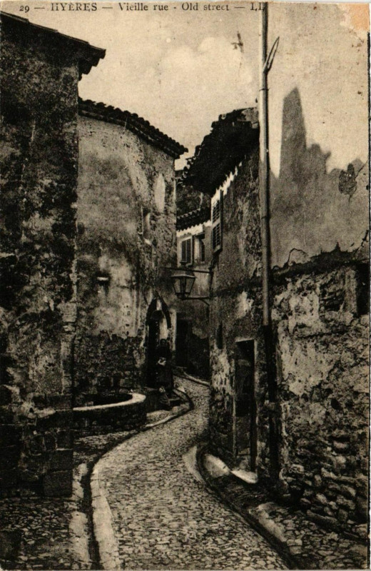 Carte postale ancienne Provence Var Hyeres Vieille rue à Hyères
