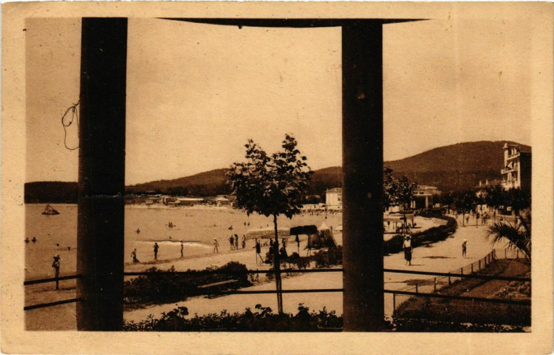 Carte postale ancienne Var Sainte-Maxime La Plage et la promenade à Sainte-Maxime