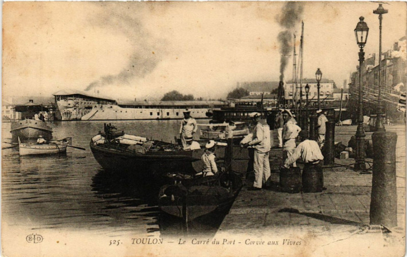 Carte postale ancienne Toulon Le carre du Port Corvee aux Vivres à Toulon