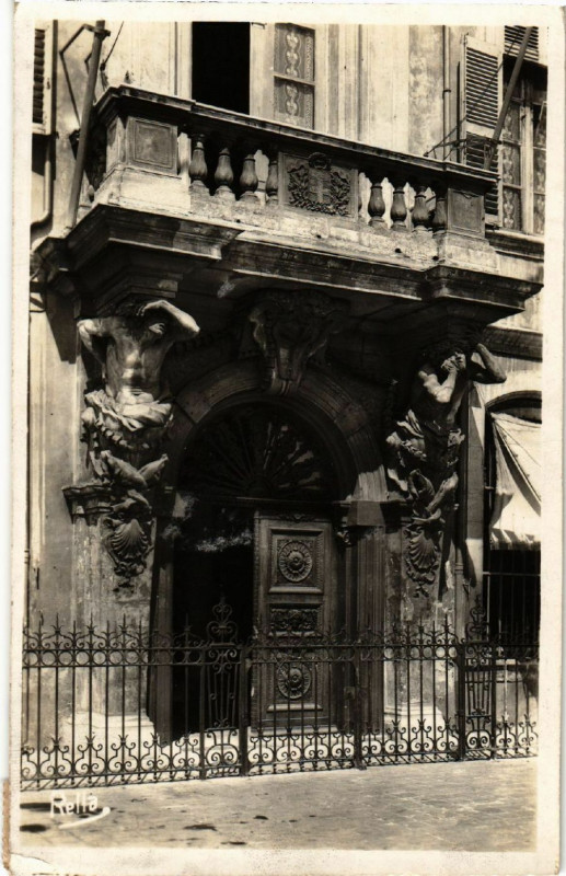 Carte postale ancienne Toulon L'Hotel de Ville Les Cariatides de Puget à Toulon