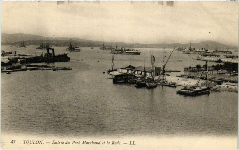 Carte postale ancienne Toulon Entrée du Port Marchand et la Rade à Toulon